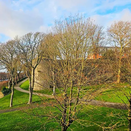 Lägenhet Les Remparts De Charme Face Au Chateau *